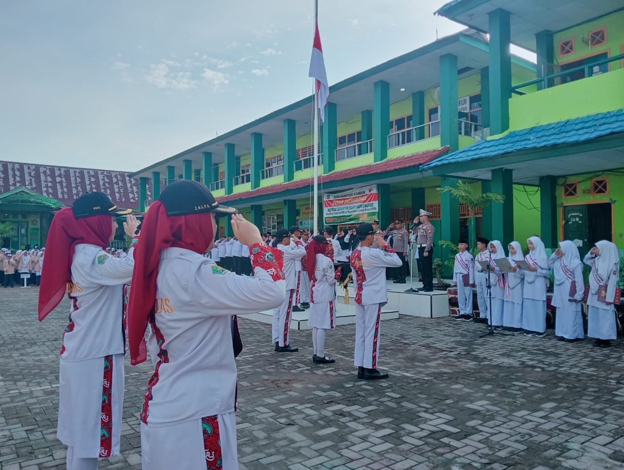 Upacara Bendera: MTsN 1 Kota Bengkulu Kedatangan Tim Dirlantas Polda Bengkulu