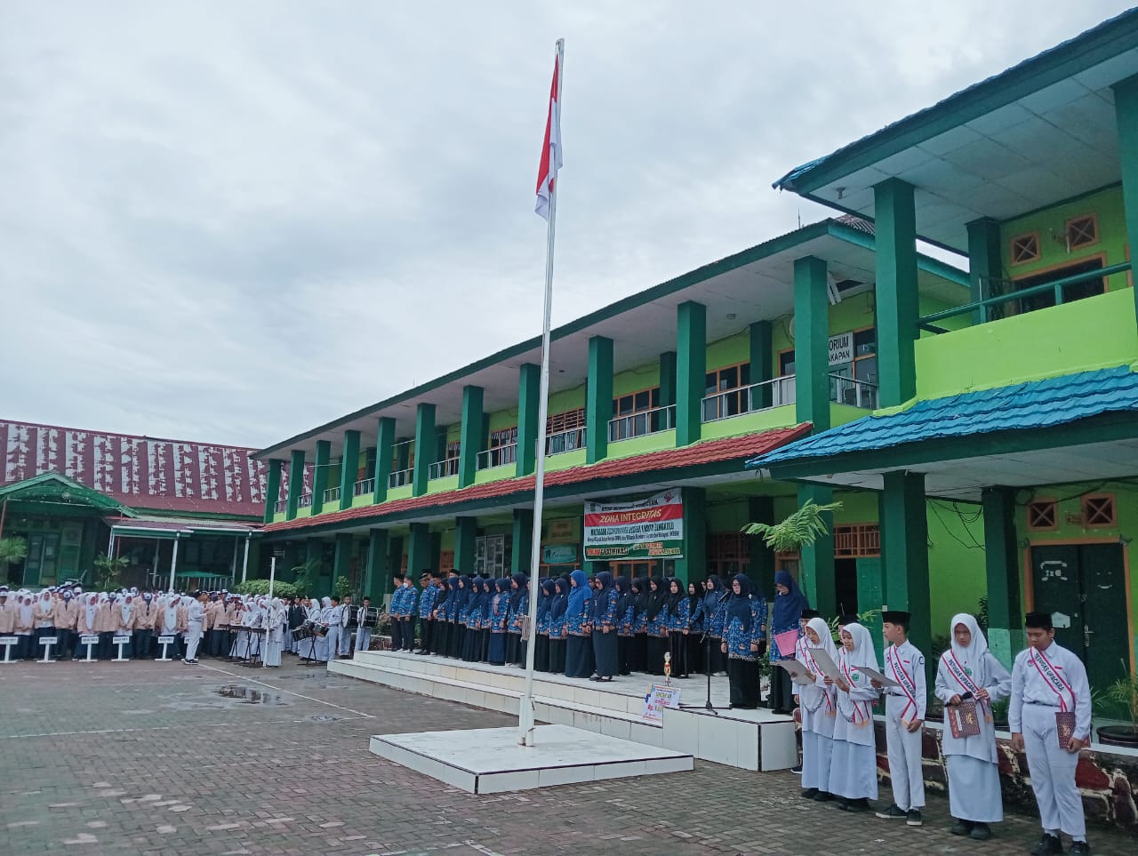Pahlawan Teladanku, Terus Bergerak Melanjutkan Perjuangan: MTsN 1 Kota Bengkulu Gelar Upacara Peringatan Hari Pahlawan 2025