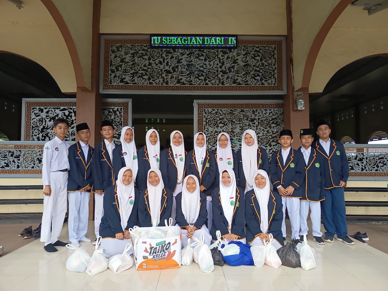 Peringati Hari Pahlawan: OSIM MPK MTsN 1 Kota Bengkulu Gelar Aksi Sosial Peduli Sesama