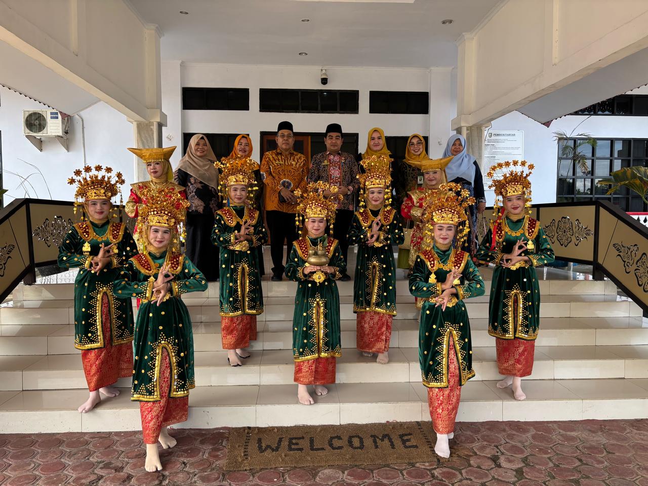 Tim Tari MTsN 1 Kota Bengkulu Persembahkan Tarian Sekapur Sirih Sambut Kakanwil Kemenag Di Bandara Fatmawati