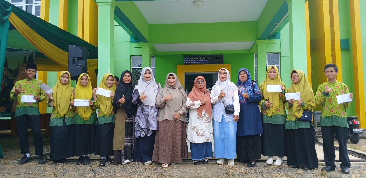 Apresiasi Prestasi Siswa: Tujuh Siswa MTsN 1 Kota Bengkulu Terima Reward Dari Kemenag
