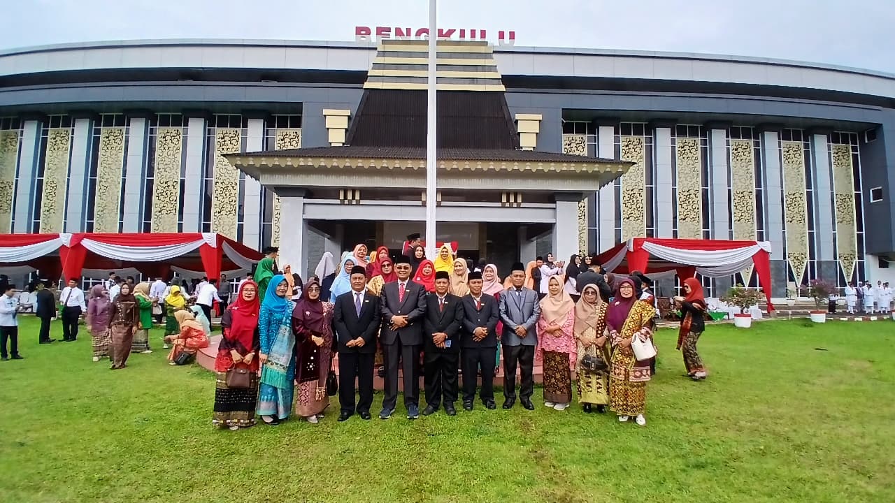 Apresiasi Pengabdian, 21 Guru dan Staf TU MTsN 1 Kota Bengkulu Terima Satyalancana Karya Satya