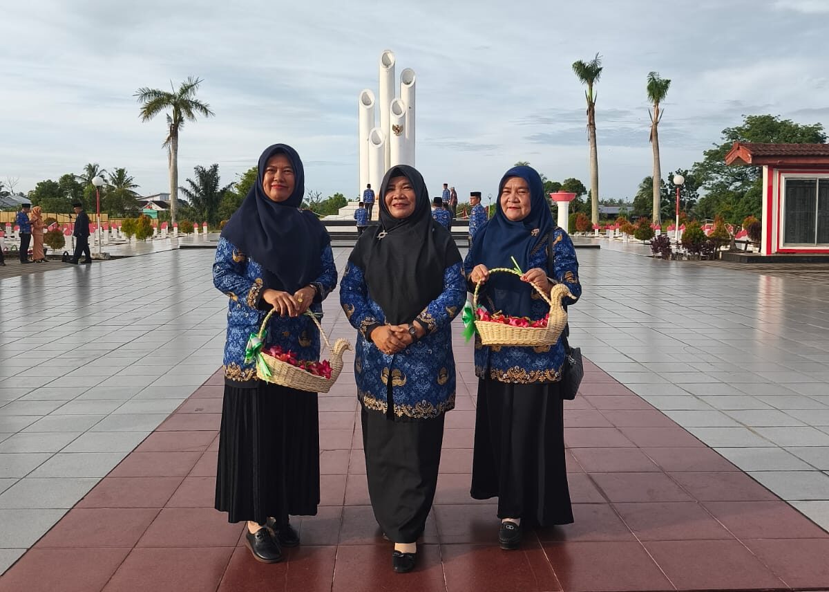 Peringati HAB Kemenag Ke-80: Ka. MTsN 1 Kota Bengkulu Ikuti Tabur Bunga di Makam Pahlawan