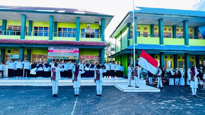 Upacara Bendera Bersama Kakanwil Bengkulu: MTsN 1 Kota Bengkulu Perkuat Disiplin dan Akhlak Siswa