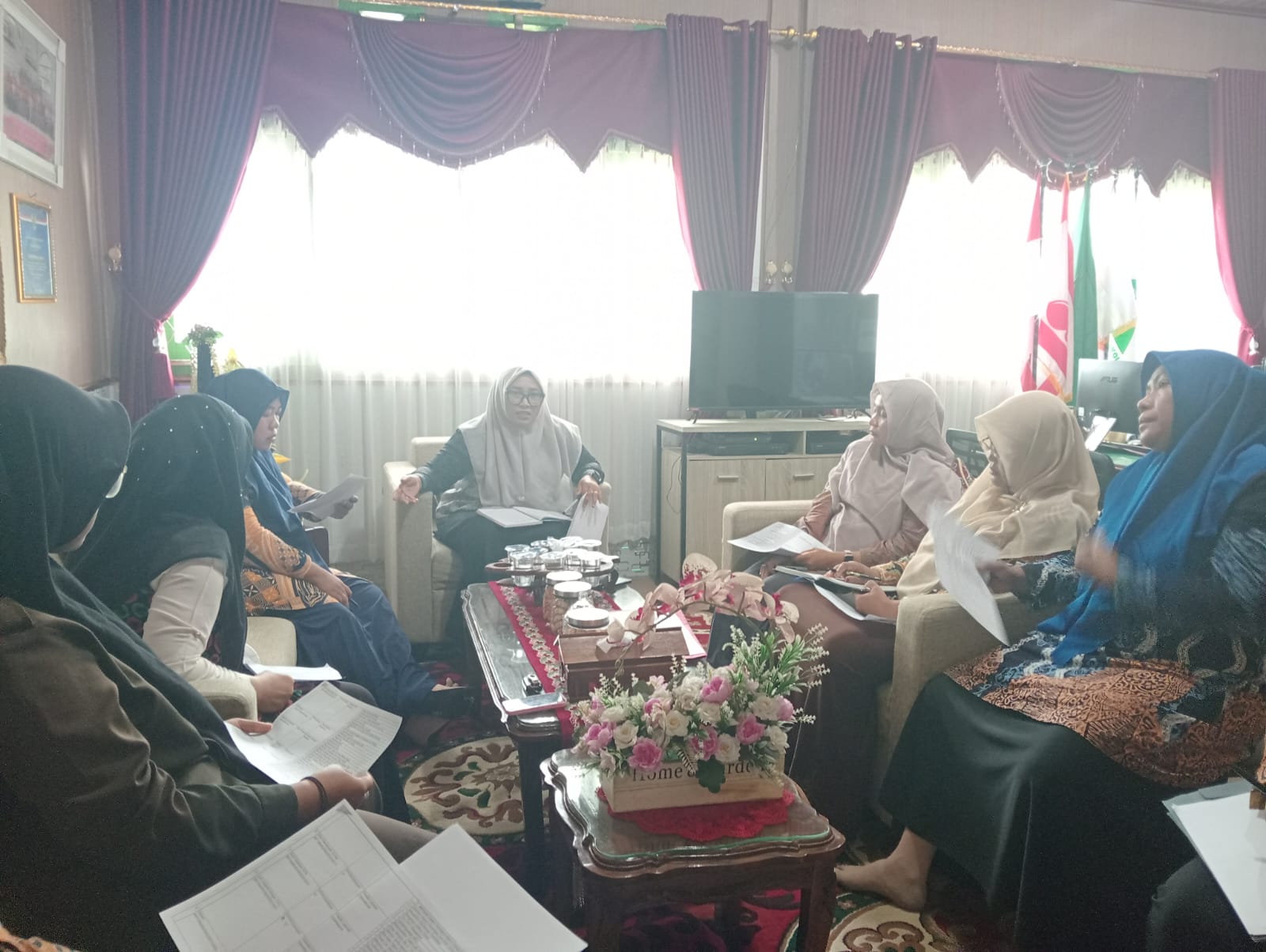 Perkuat Tata Kelola Madrasah: Kepala TU MTsN 1 Kota Bengkulu Gelar Rapat Pembagian Tugas Staf