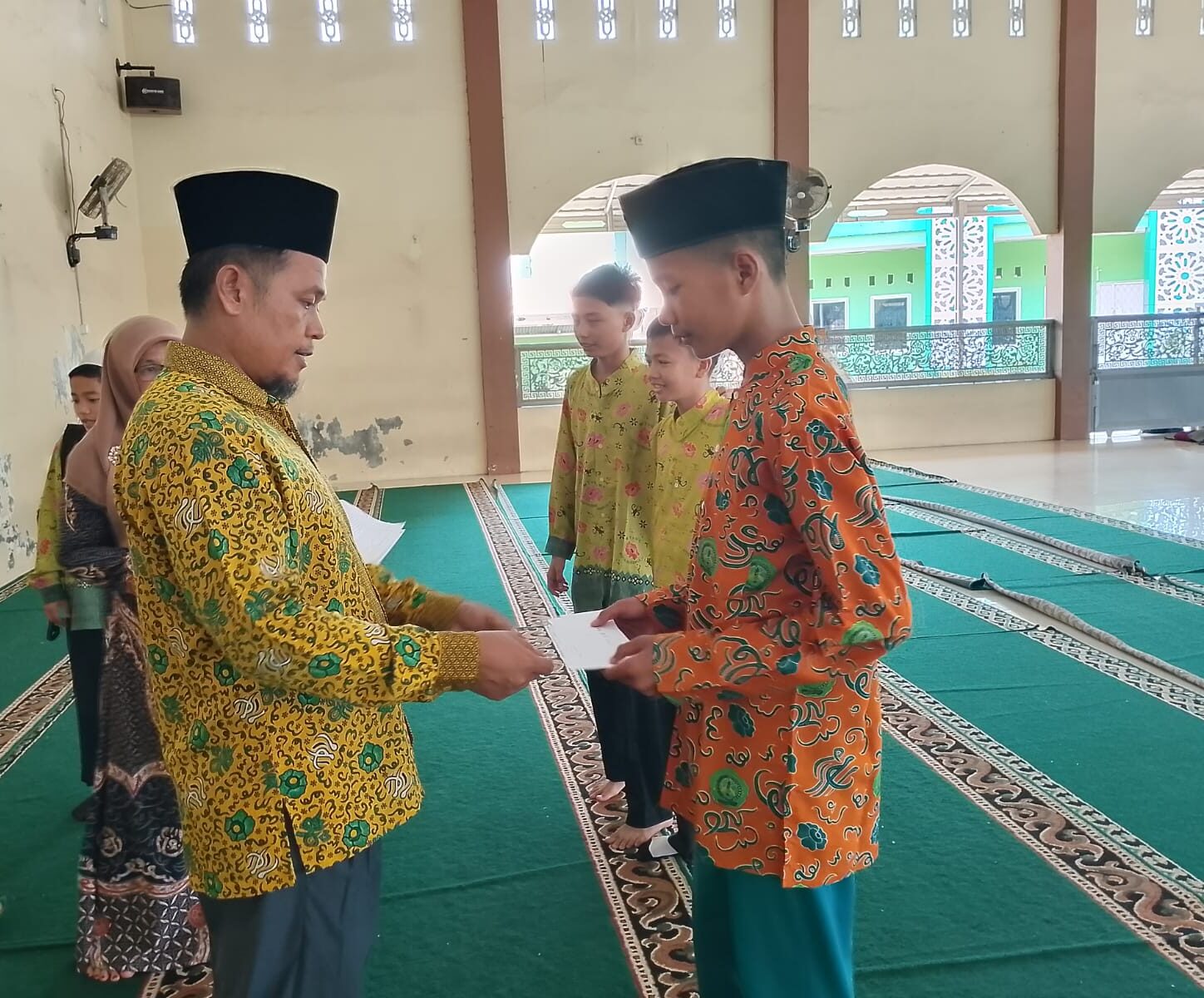 MTsN 1 Kota Bengkulu Salurkan Zakat Fitrah kepada 63 Penerima di Masjid An-Nur