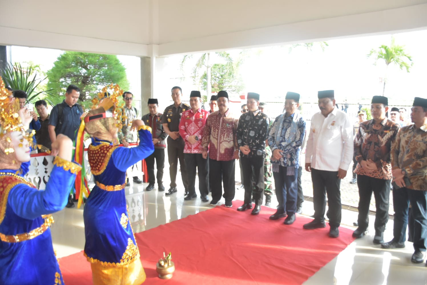 Tari Persembahan Siswa MTsN 1 Kota Bengkulu Sambut Hangat Menteri Agama RI di Bandara Fatmawati