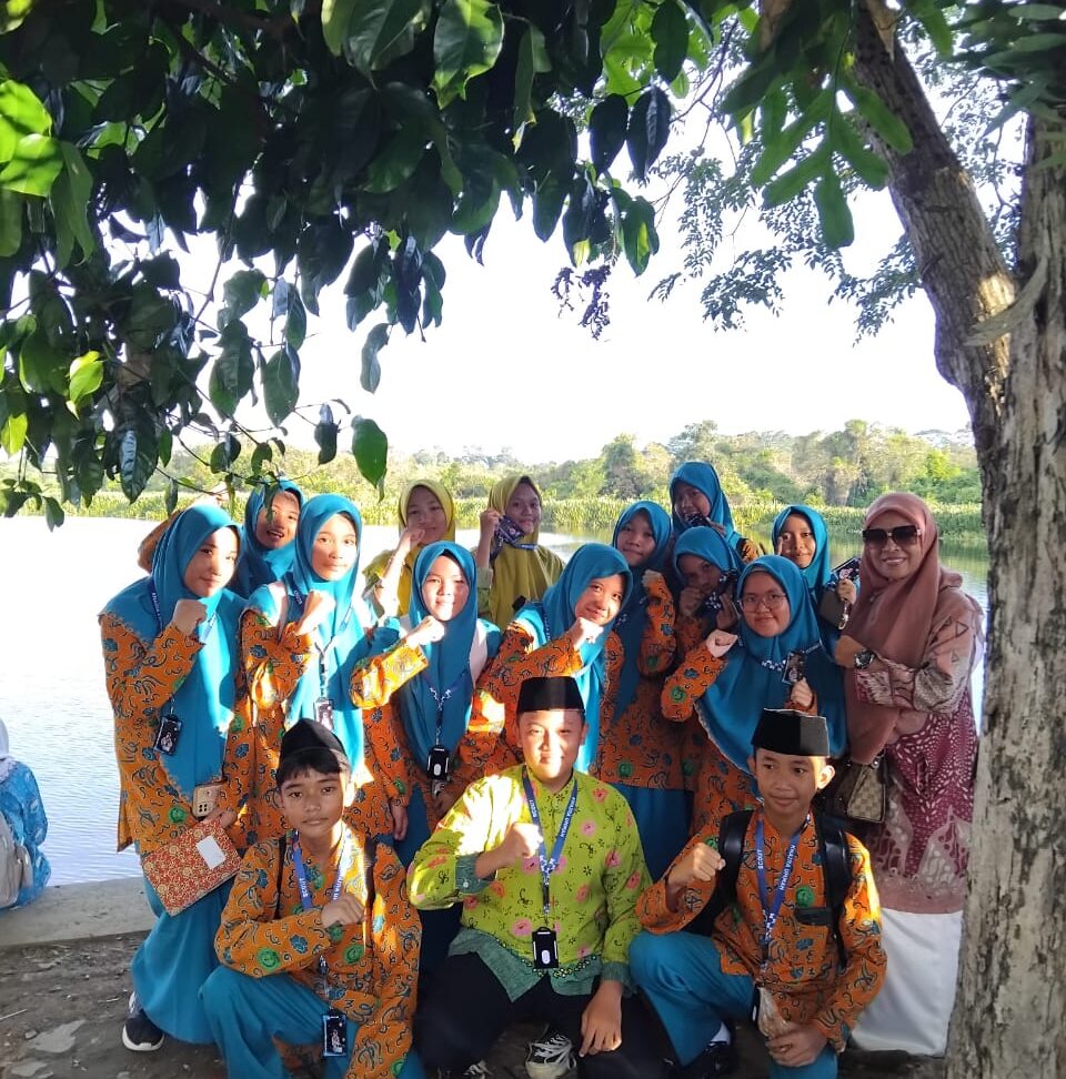 Siswa MTsN 1 Kota Bengkulu Hadir dalam Aksi Ekoteologi Bersama Menteri Agama RI di Danau Dendam Tak Sudah