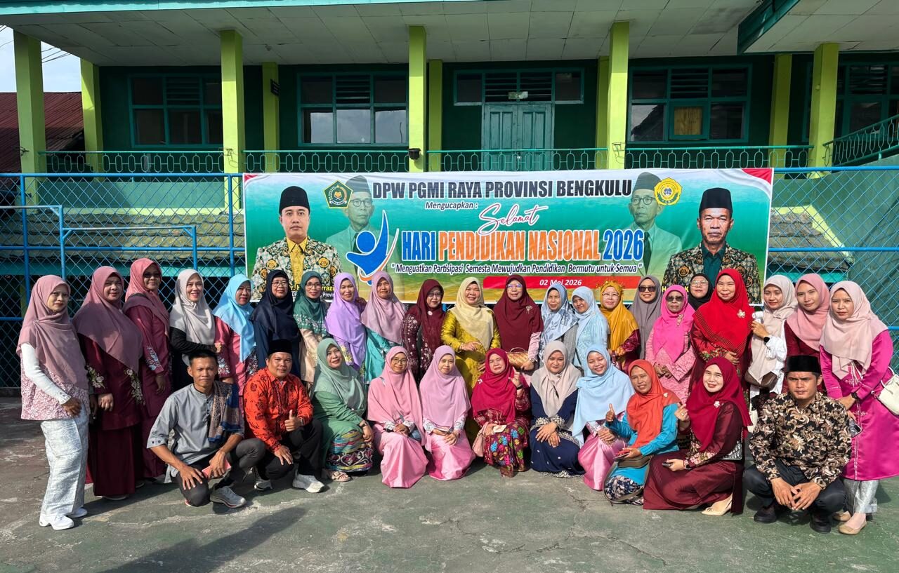 Peringati Hardiknas 2026: Keluarga Besar MTsN 1 Kota Bengkulu Ikuti Upacara di MAN 1