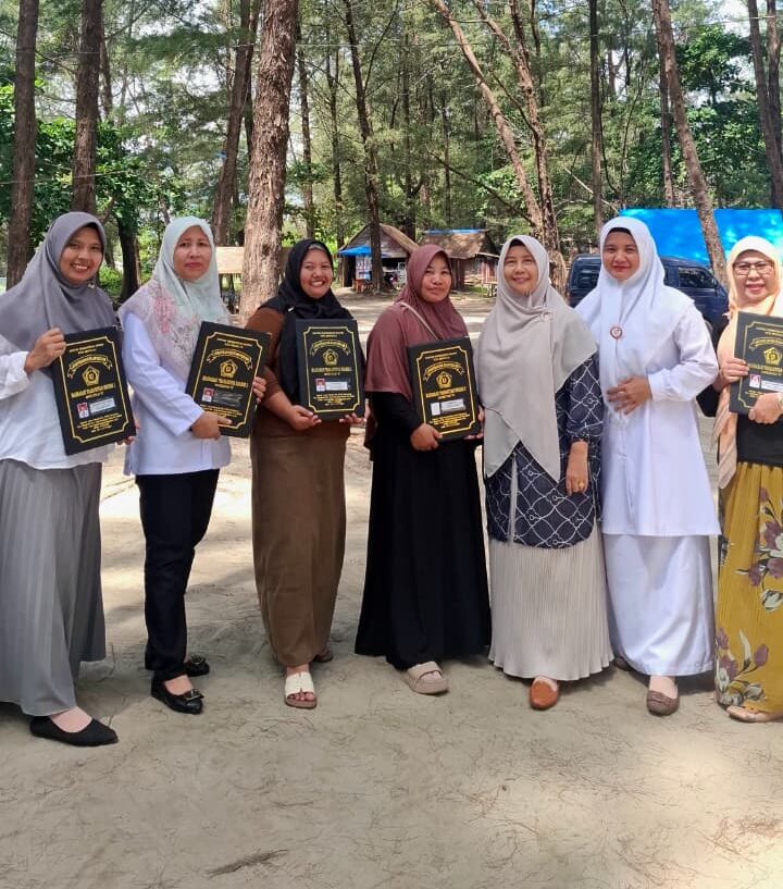Perpisahan Penuh Makna, Siswa Kelas IX D MTsN 1 Kota Bengkulu Eratkan Silaturahmi di Pantai Panjang