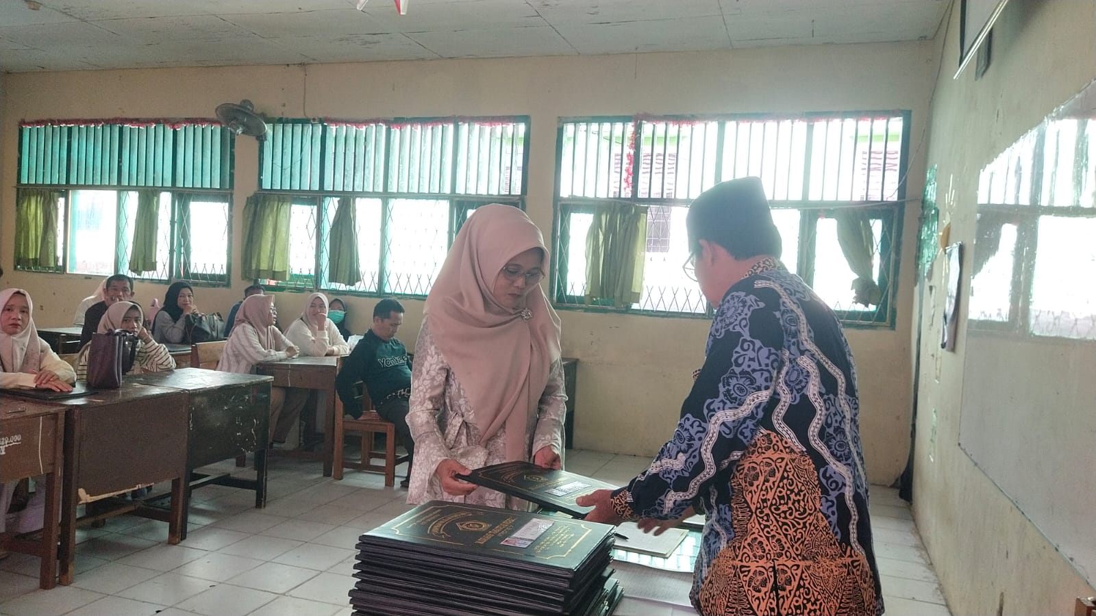 Penuh Syukur, Kelas VIII G MTsN 1 Kota Bengkulu Terima Rapor Kenaikan Kelas
