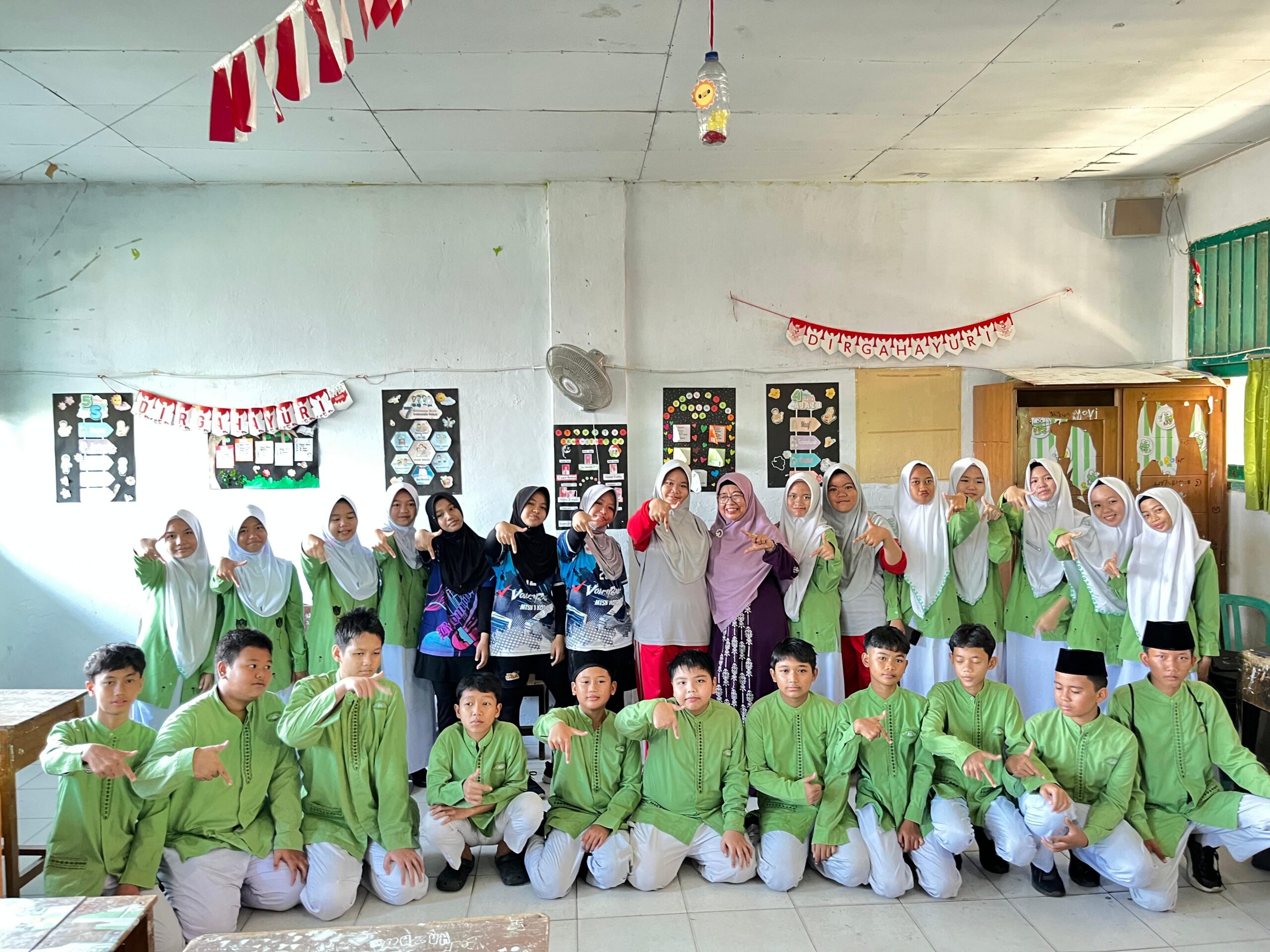 Momen Haru di Kelas VII E, Pembagian Rapor Bersama Wali Kelas yang Akan Purna Bakti