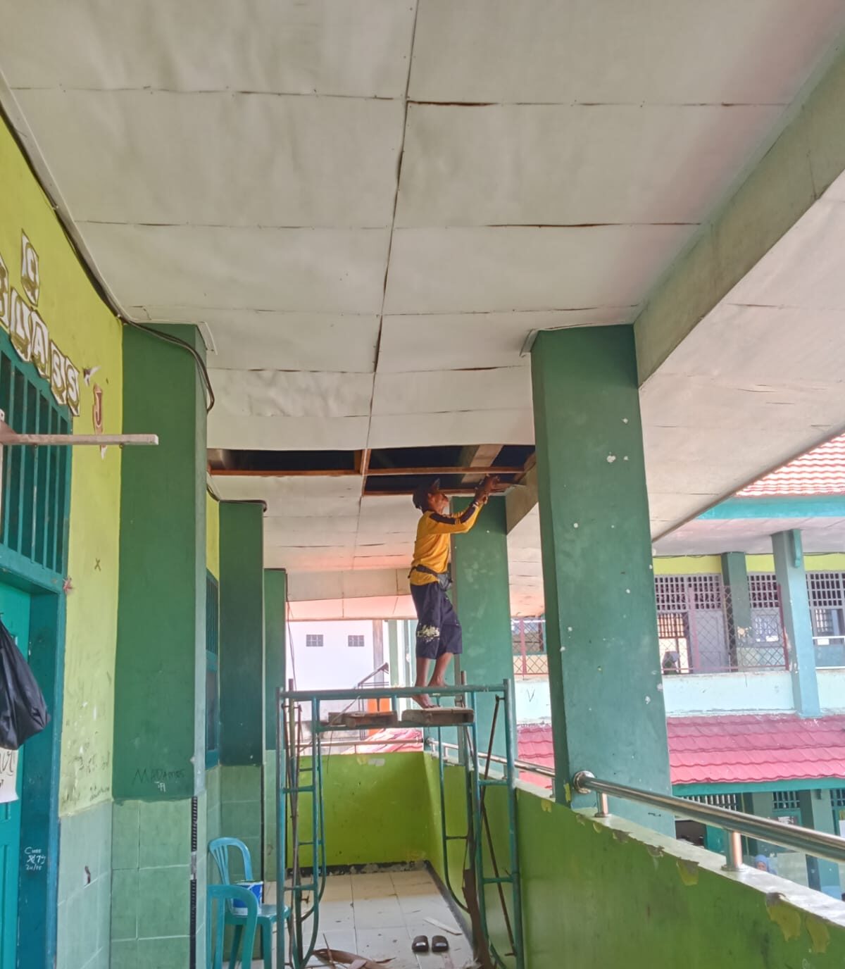MTsN 1 Kota Bengkulu Lakukan Perbaikan Plafon Madrasah Demi Kenyamanan Belajar