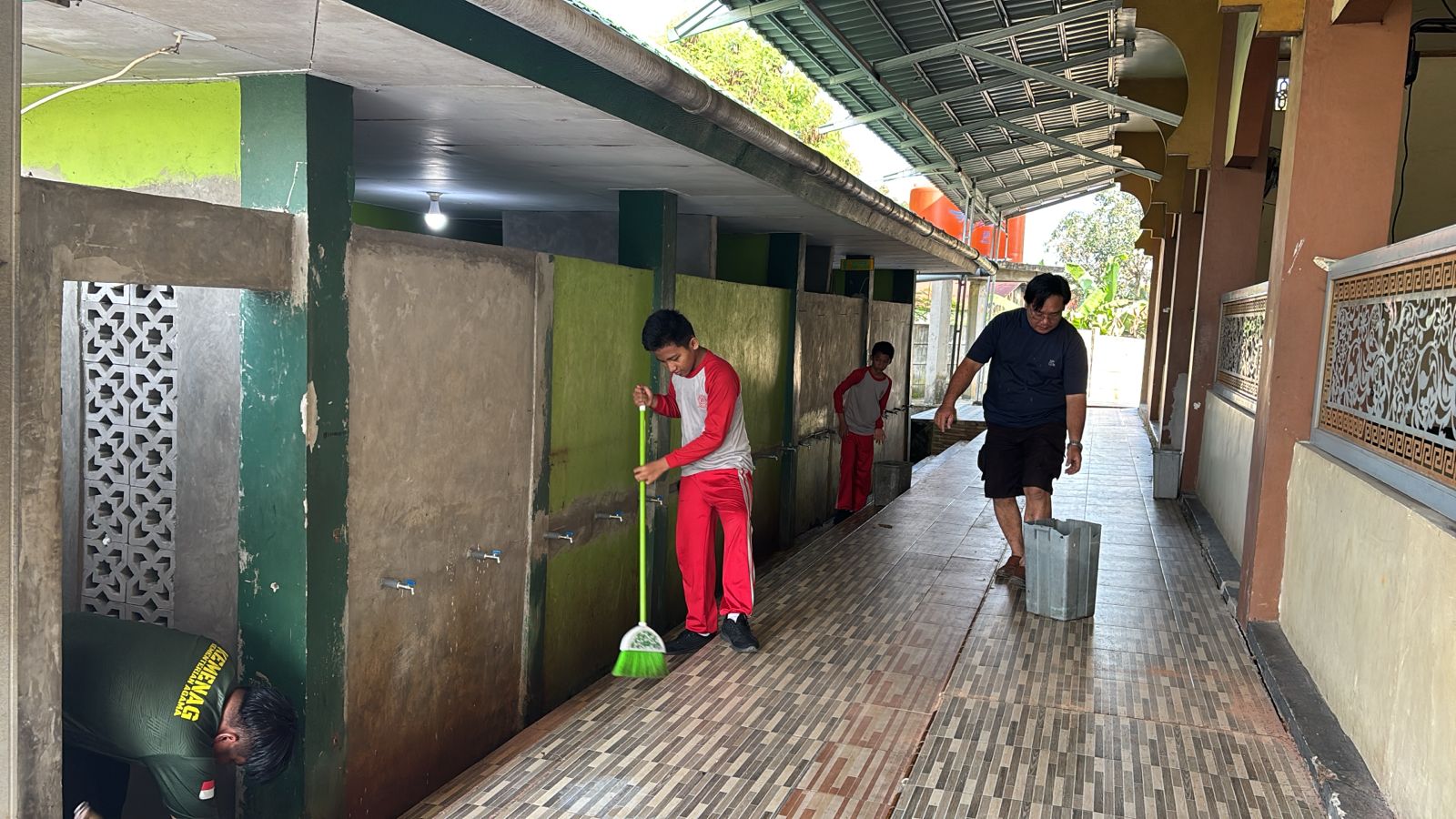Wujudkan Masjid Bersih dan Nyaman, OSIM MTsN 1 Gelar Jumat Bersih