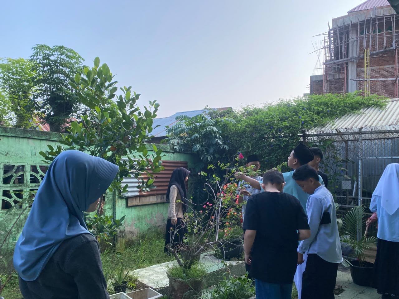 Dengan Semangat Kebersamaan, Siswa Baru MTsN 1 Kota Bengkulu Hijaukan Madrasah