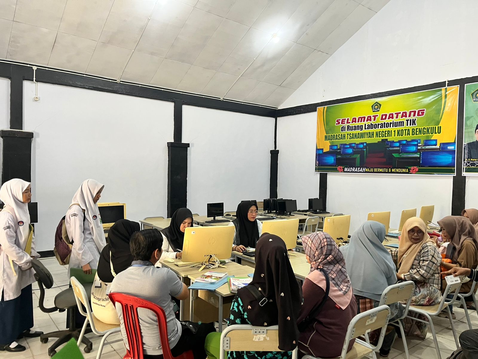 Layanan Bebas Pustaka Dipadati Siswa Jelang Daftar Ulang di MTsN 1 Kota Bengkulu