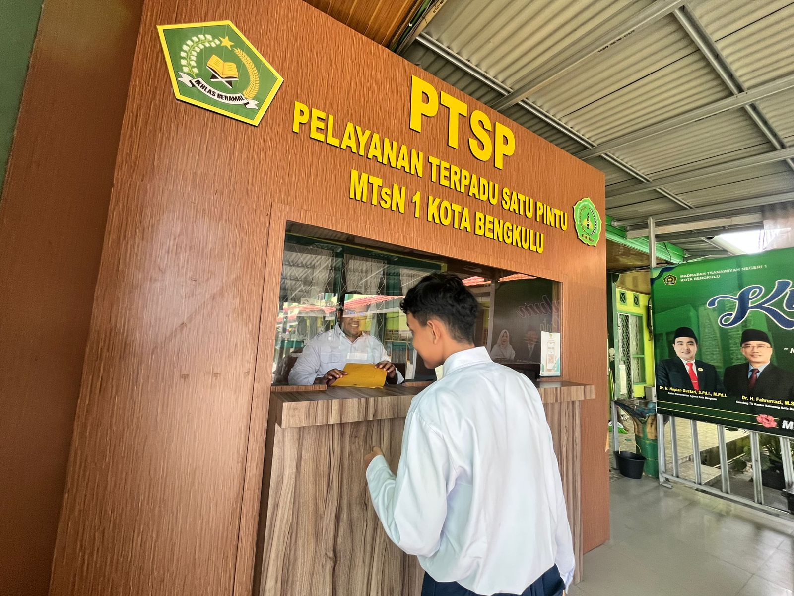 Staf TU MTsN 1 Kota Bengkulu Layani Daftar Ulang Siswa Tahun Pelajaran 2026/2027