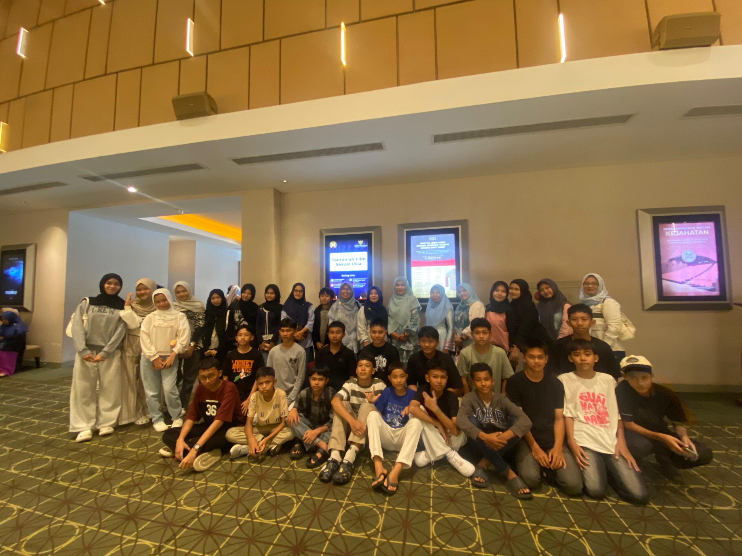 Melalui Film Inspiratif, Kelas VIII J MTsN 1 Kota Bengkulu Tutup Tahun Pelajaran dengan Penuh Kehangatan