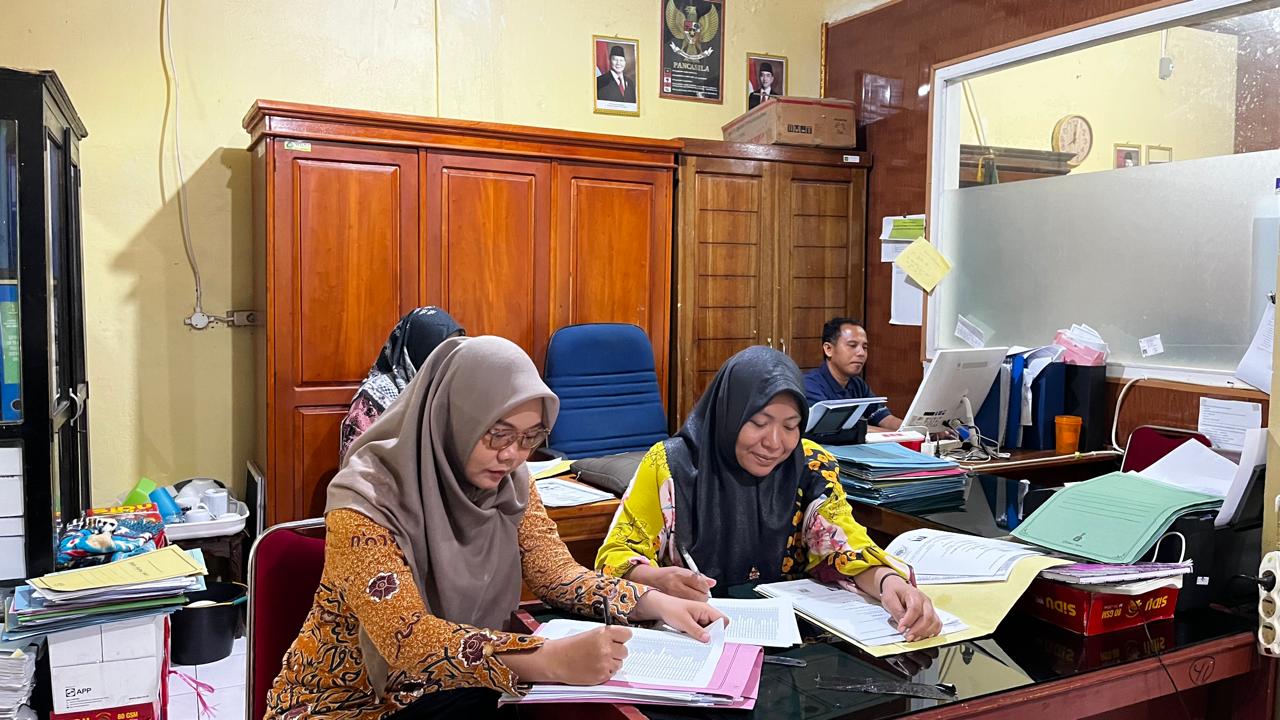 Staf TU MTsN 1 Kota Bengkulu Maksimalkan Verifikasi Berkas Daftar Ulang