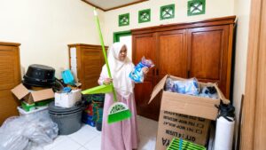 Pastikan Fasilitas Siap Digunakan, Waka Sarpras MTsN 1 Kota Bengkulu Lakukan Berbagai Persiapan