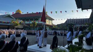 Ka.MTsN 1 Kota Bengkulu Pimpin Upacara Hari Pertama: Tanamkan Semangat Belajar dan Disiplin