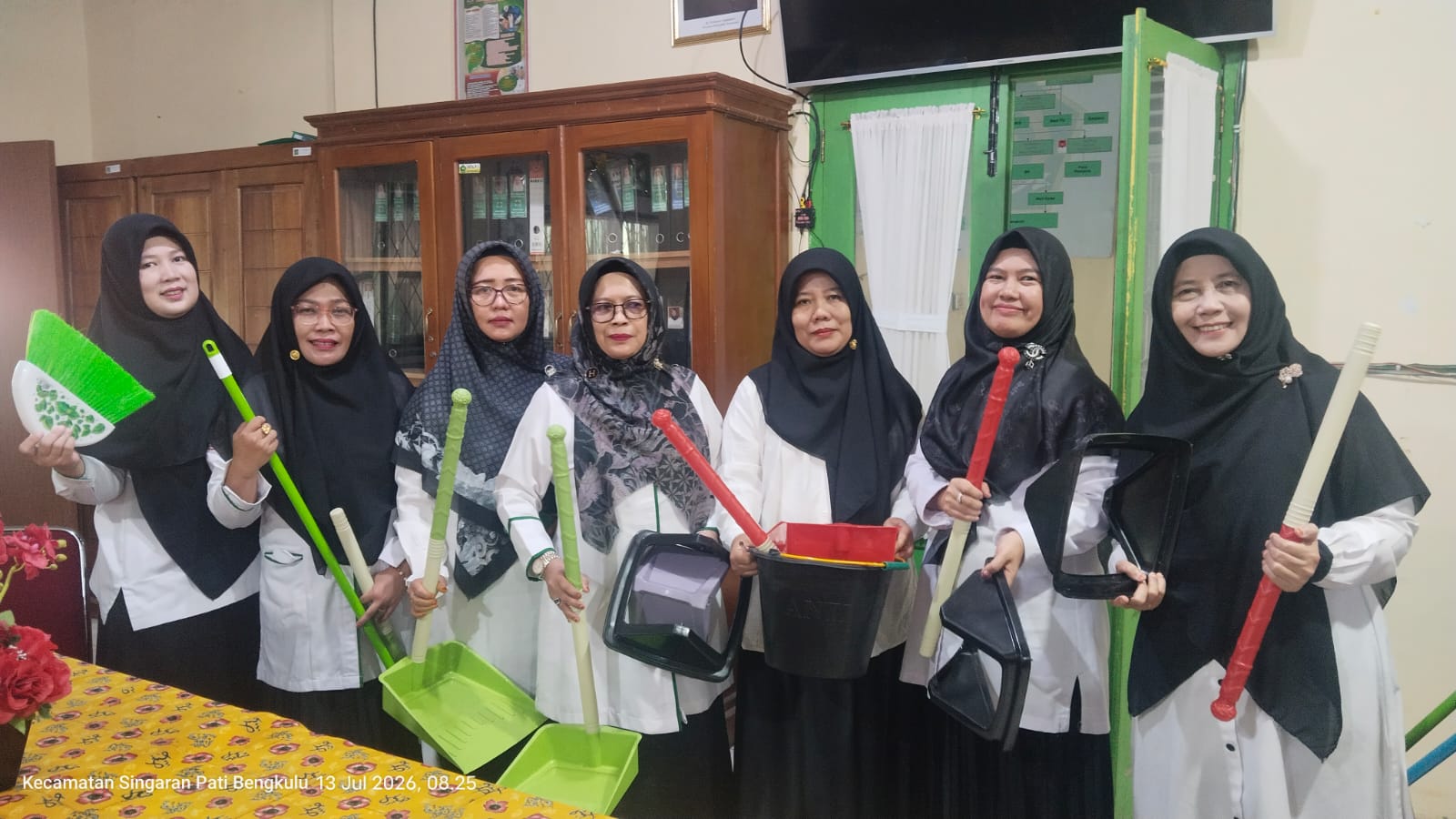 Wujudkan Lingkungan Belajar Bersih, Waka Sarpras MTsN 1 Kota Bengkulu Salurkan Alat Kebersihan Kelas