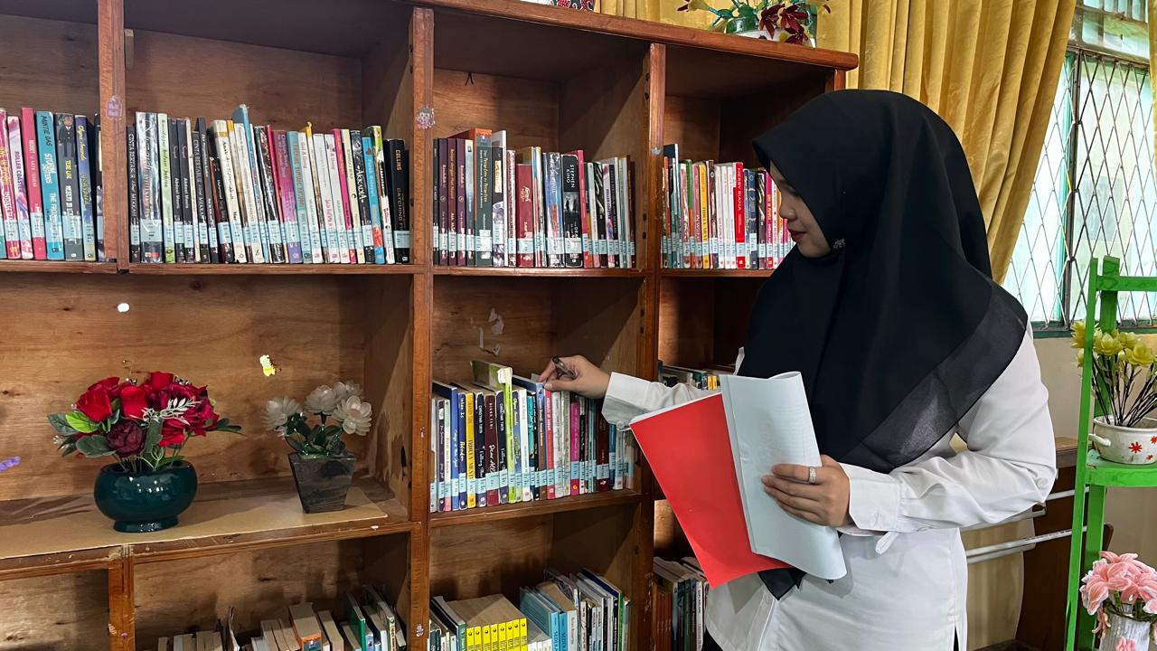 Optimalkan Layanan, Pustakawan MTsN 1 Kota Bengkulu Lakukan Penataan dan Pengecekan Buku