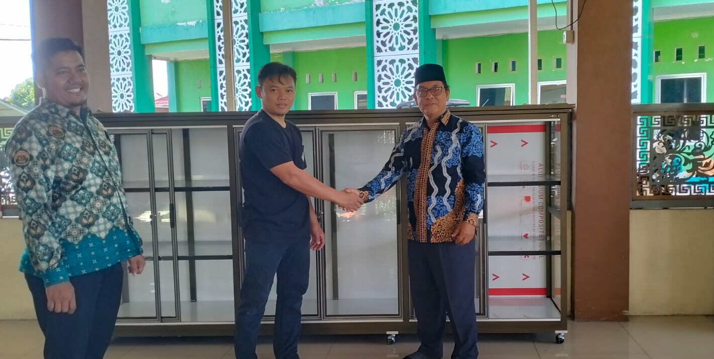Dari Infaq Menjadi Amal Jariyah, Keluarga Besar Kelas VIII K TP 2025/2026 Donasikan Etalase untuk Masjid An-Nur MTsN 1 Kota Bengkulu