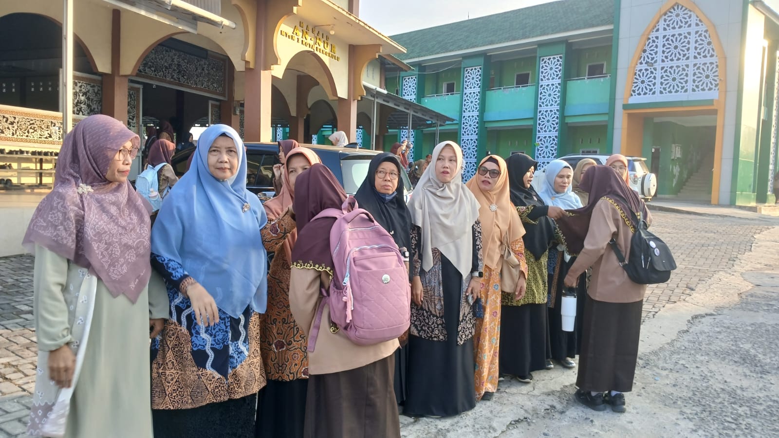 Guru MTsN 1 Kota Bengkulu Piket Sapa Salam, Hadir di Gerbang Sambut Siswa Penuh Kehangatan