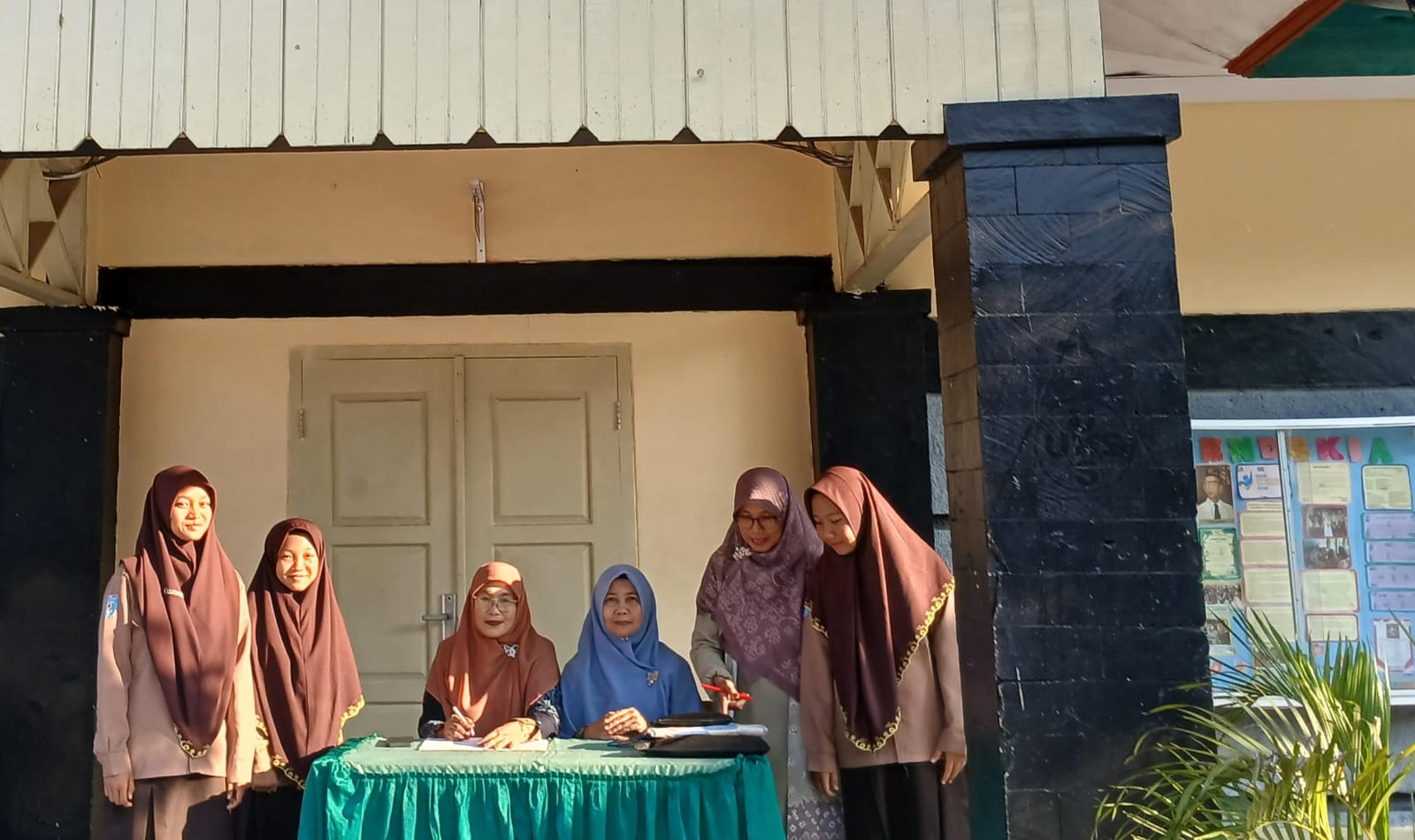 Guru Piket Bersinergi Dukung Kelancaran PBM di MTsN 1 Kota Bengkulu