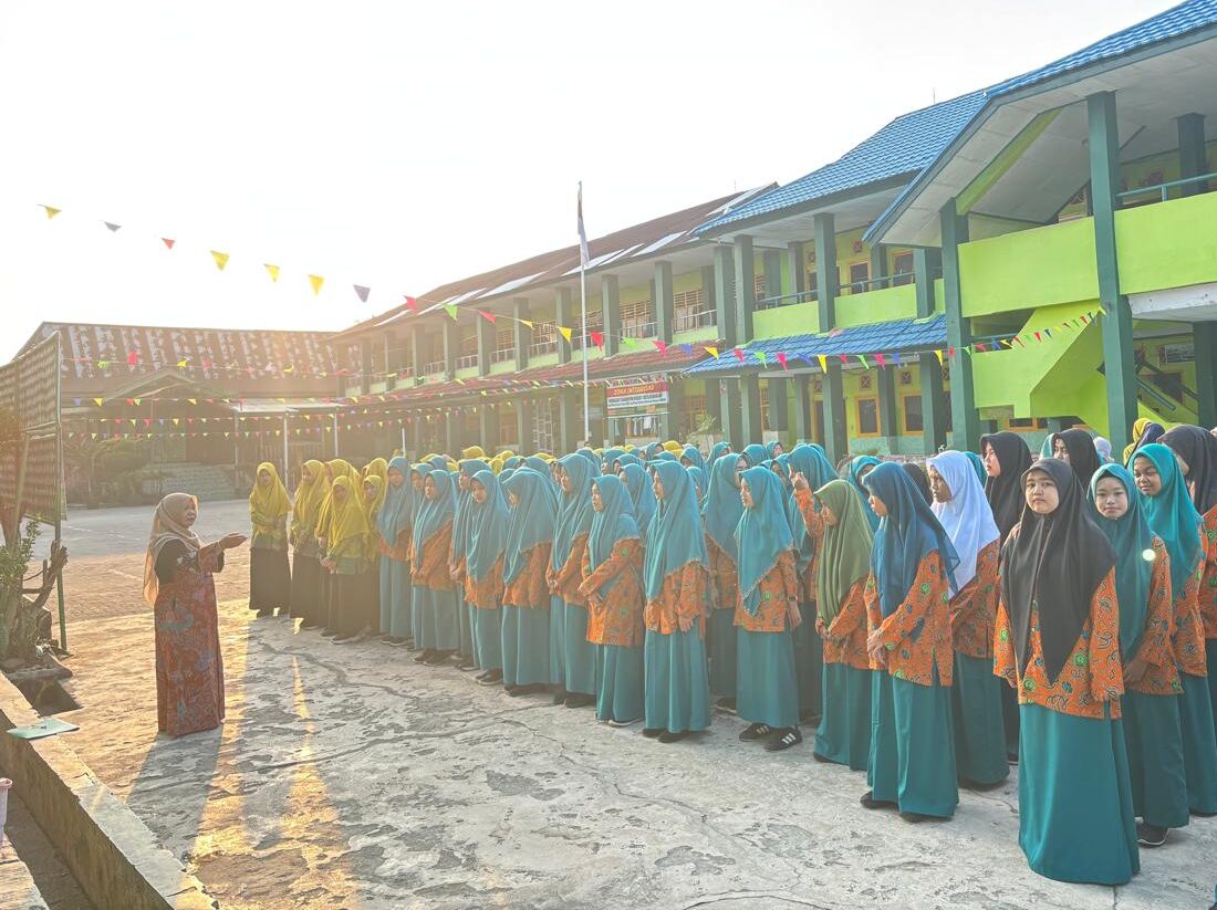 Ka.MTsN 1 Kota Bengkulu Beri Motivasi dan Pembinaan kepada Siswi agar Disiplin Melaksanakan Shalat