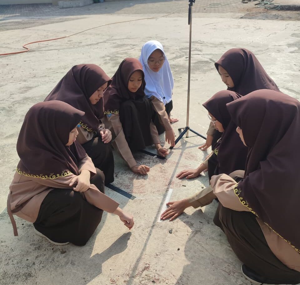 Fenomena Rashdul Qiblat Jadi Sarana Edukasi, Siswa Asrama MTsN 1 Kota Bengkulu Antusias Ikut Pengamatan Langsung