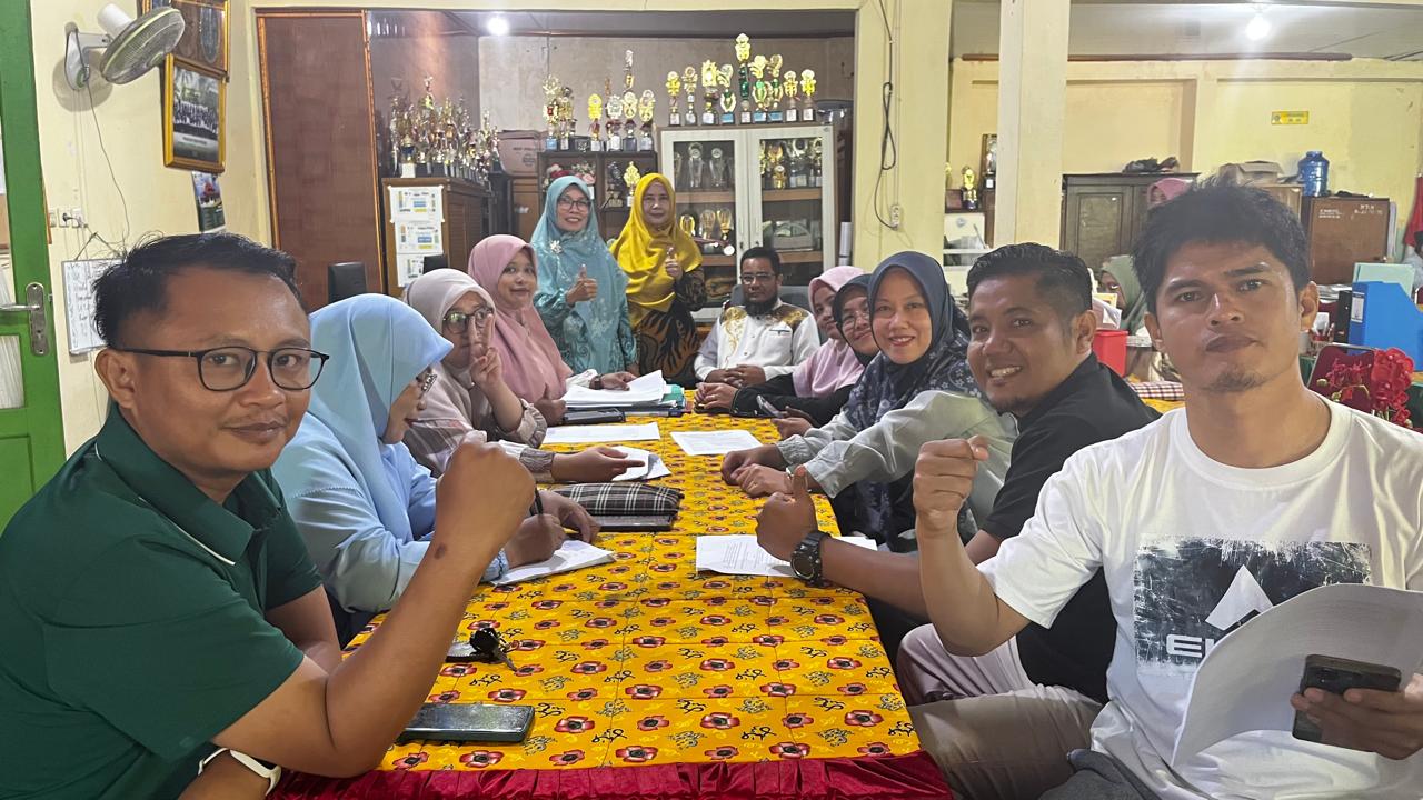 Siapkan Podcast Perdana, Tim Podcast MTsN 1 Kota Bengkulu Gelar Rakor