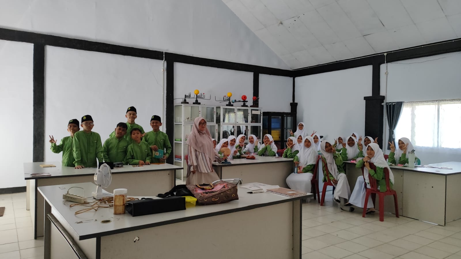 Guru dan Siswa Antusias, Pembelajaran IPA Perdana di MTsN 1 Kota Bengkulu Dimulai dengan Pengenalan Laboratorium