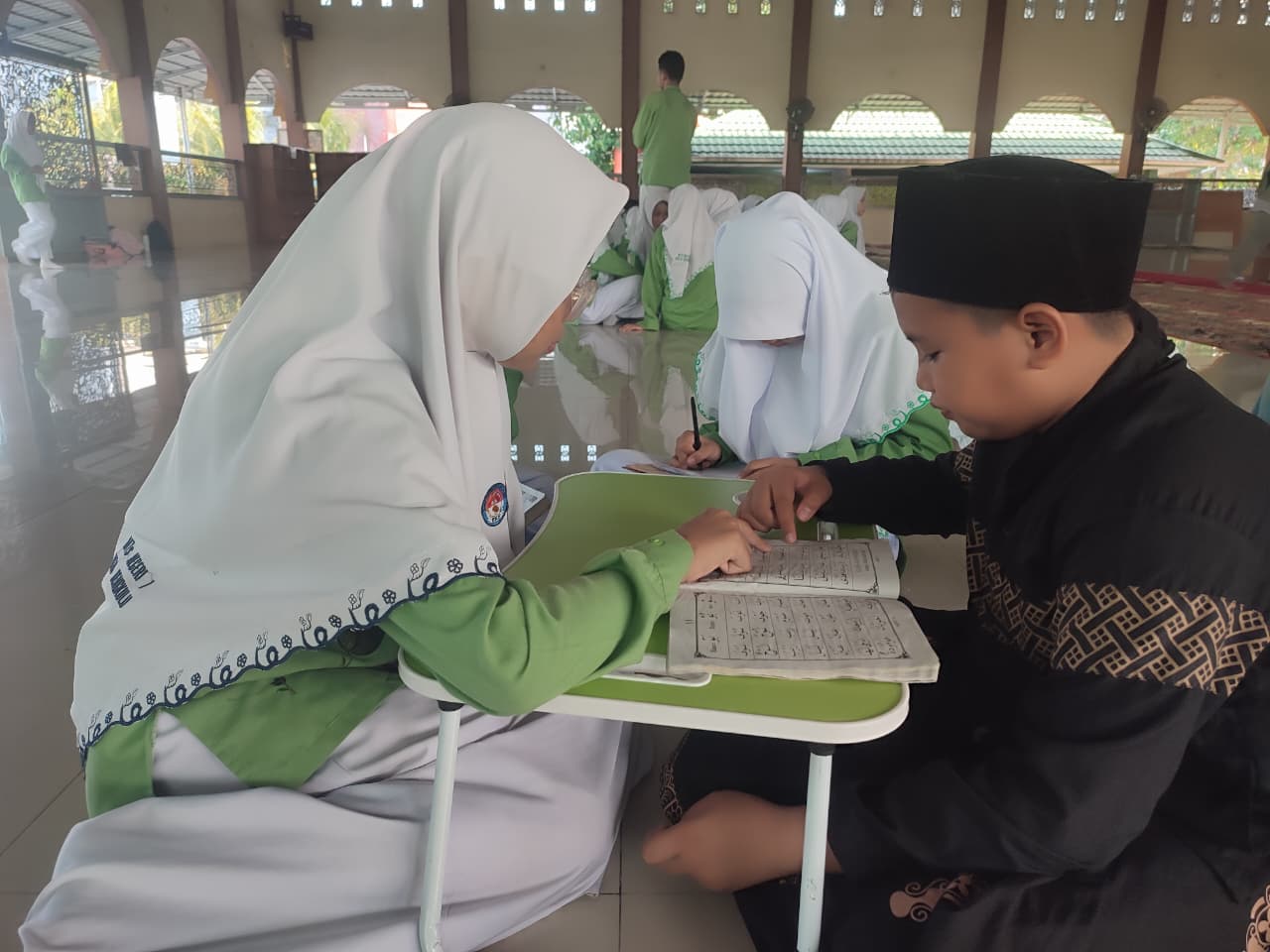Semangat Berbagi Ilmu, Siswa Asrama MTsN 1 Kota Bengkulu Lanjutkan Program Tebarkan Ilmu Al-Qur’an