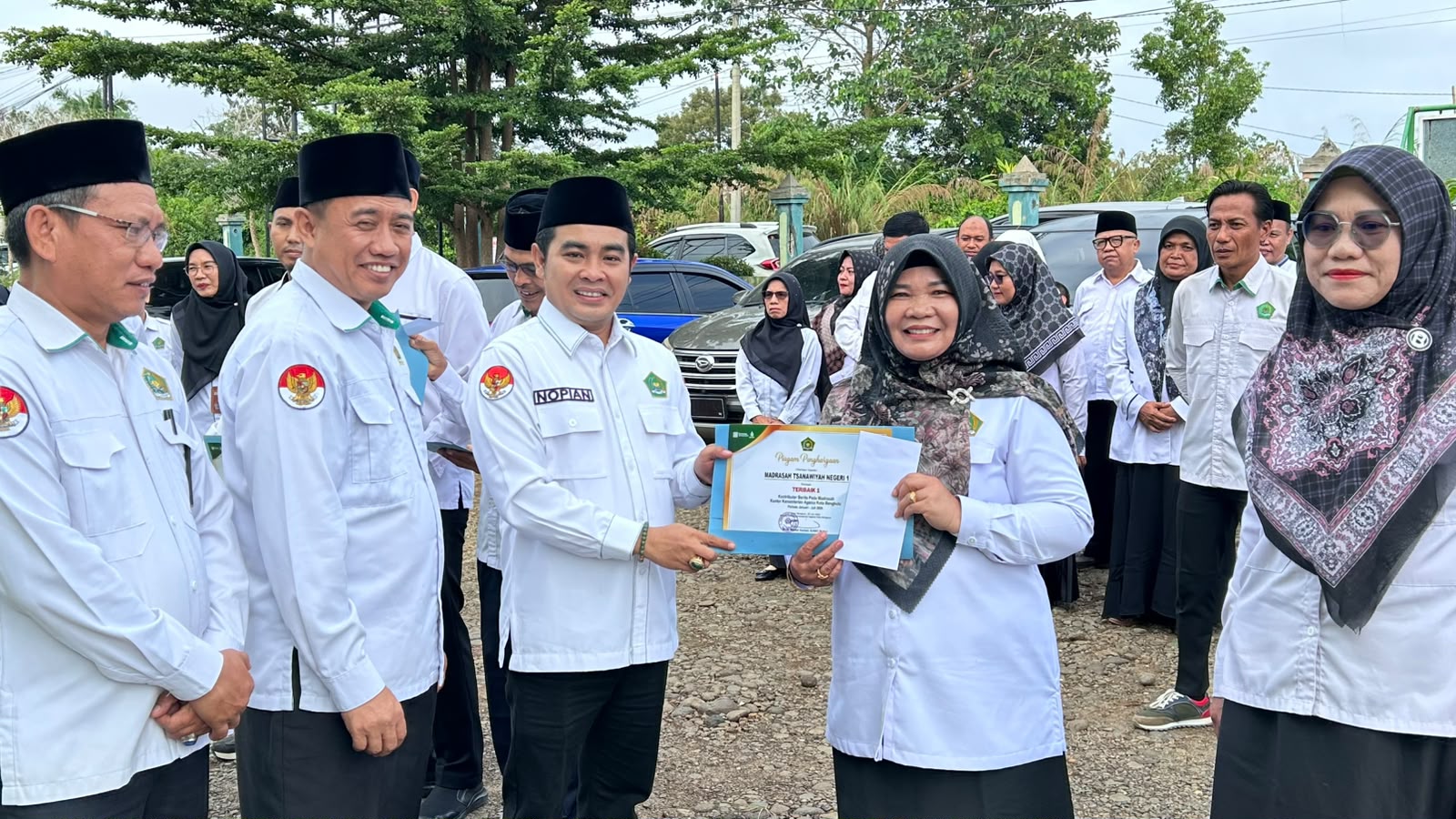 MTsN 1 Kota Bengkulu Raih Penghargaan Kontributor Berita Madrasah Terbaik 1 pada Apel Pagi Kemenag Kota Bengkulu