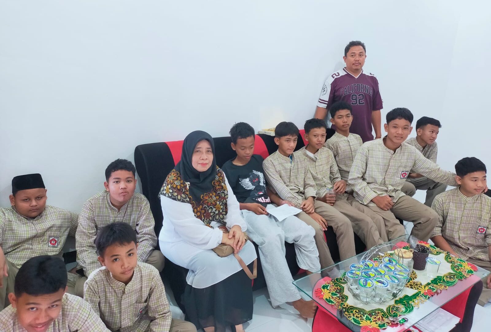 Wujud Kepedulian, Wali Kelas Bersama Siswa IX F MTsN 1 Kota Bengkulu Jenguk Siswa yang Sedang Sakit