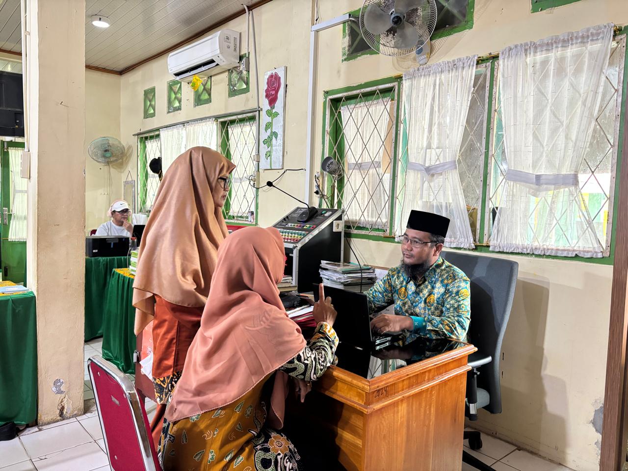 Guru MTsN 1 Kota Bengkulu Koordinasikan e-Kinerja Bersama Wakil Kepala Madrasah