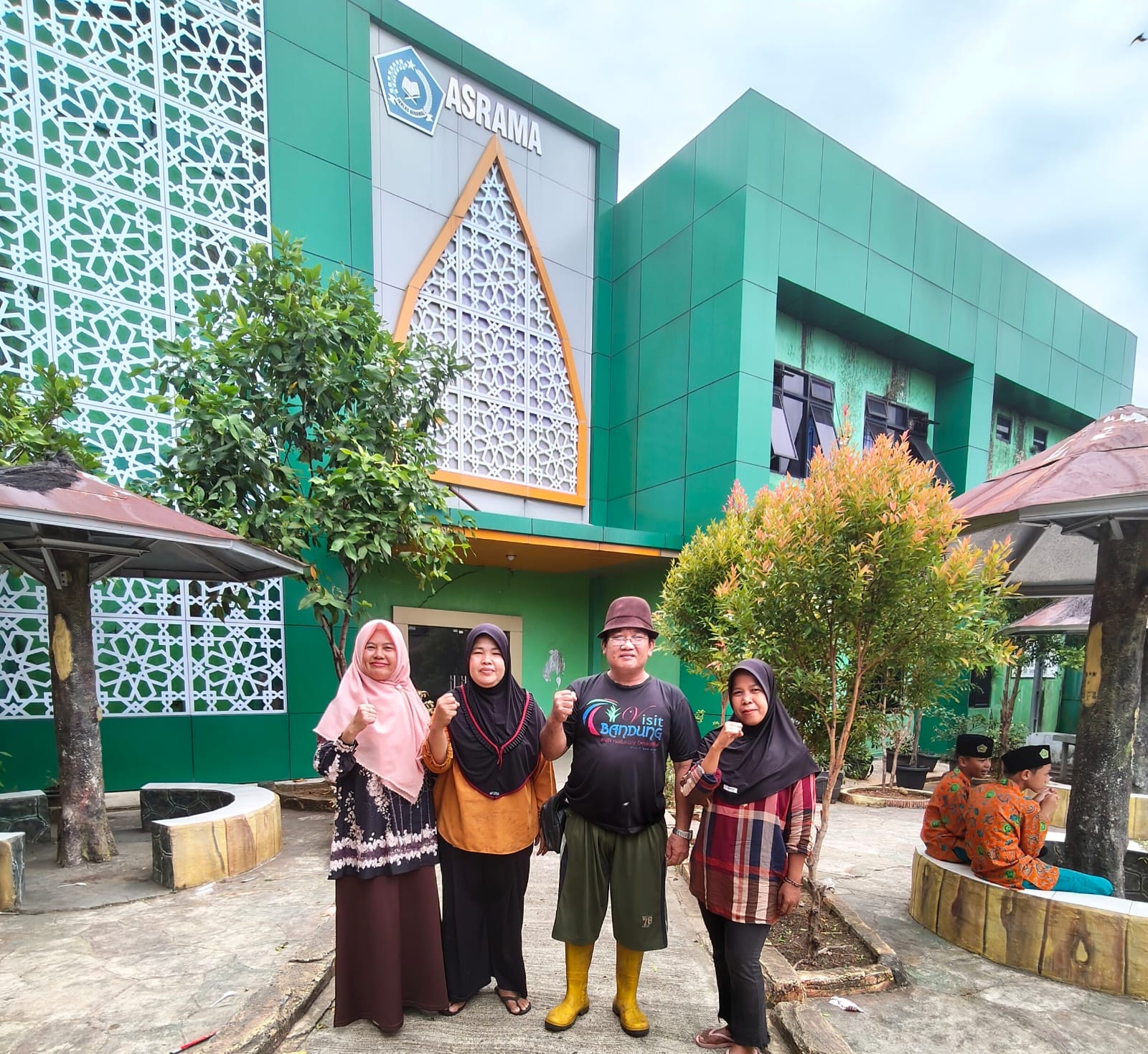 Bersama Waka Sarpras Tim Kebersihan MTsN 1 Kota Bengkulu Siap Wujudkan Madrasah Bersih, Indah, dan Nyaman
