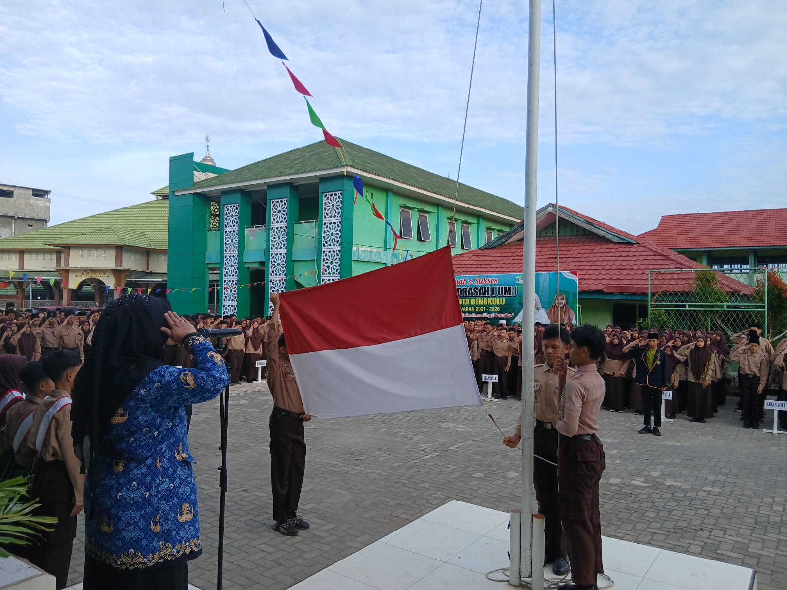 Gaungkan Semangat “Sayang Anak Sayang Indonesia”, MTsN 1 Kota Bengkulu Gelar Upacara Peringati HAN ke-42