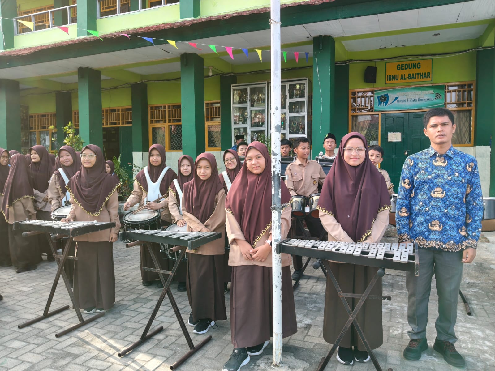Penuh Semangat dan Harmoni, Tim Korsik MTsN 1 Kota Bengkulu Tampil Maksimal di Upacara HAN 2026