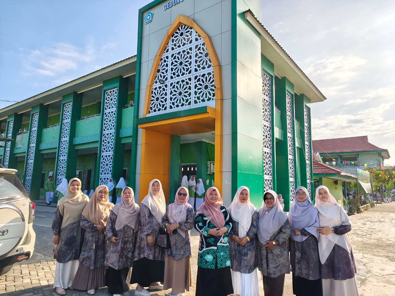 Tim PAI MTsN 1 Kota Bengkulu Awali Jumat Pagi dengan Senyum, Sapa, Salam, Sholat Dhuha, dan Piket PBM