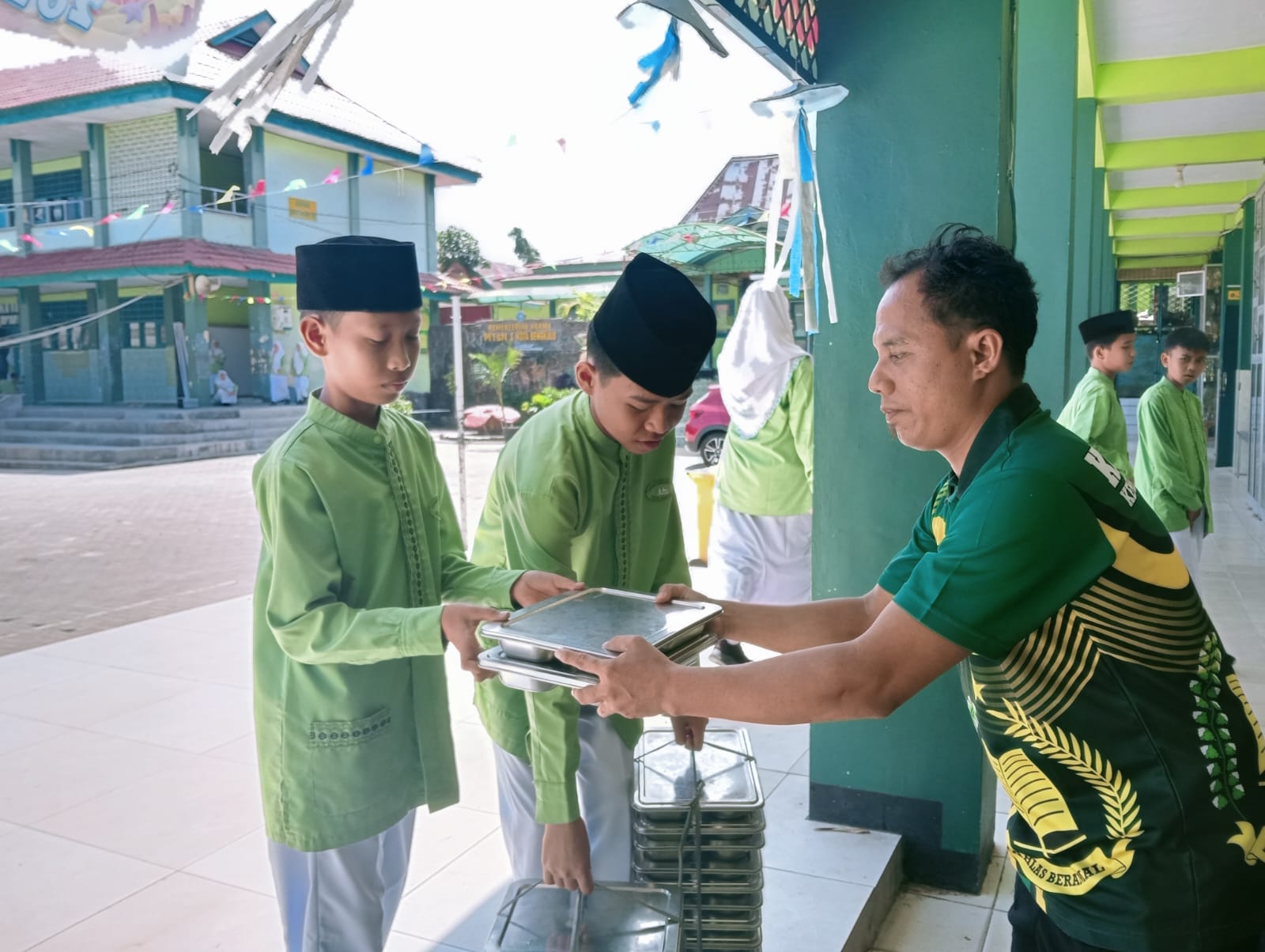 Distribusi MBG Berjalan Tertib, Tim Panitia MTsN 1 Kota Bengkulu Utamakan Pelayanan Terbaik