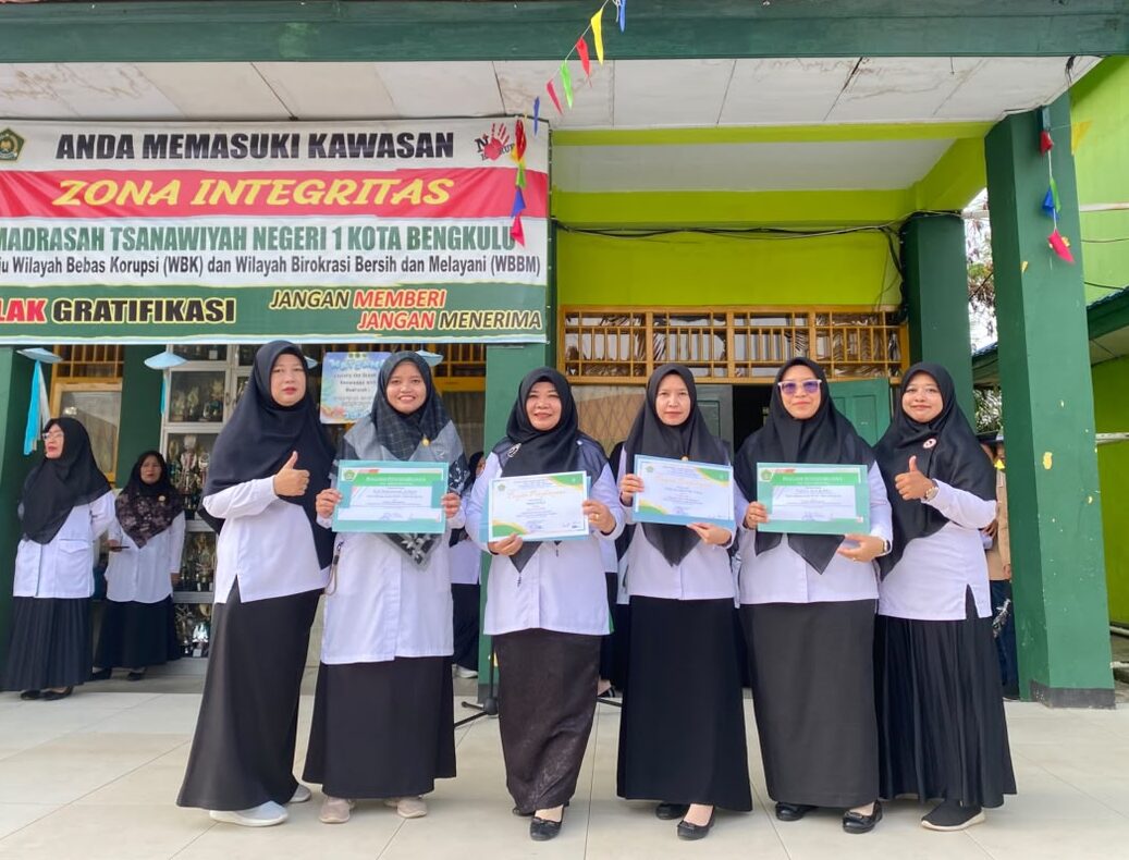 Usai Upacara Senin, Ka.MTsN 1 Kota Bengkulu Beri Penghargaan bagi Guru dan Staf TU Berprestasi