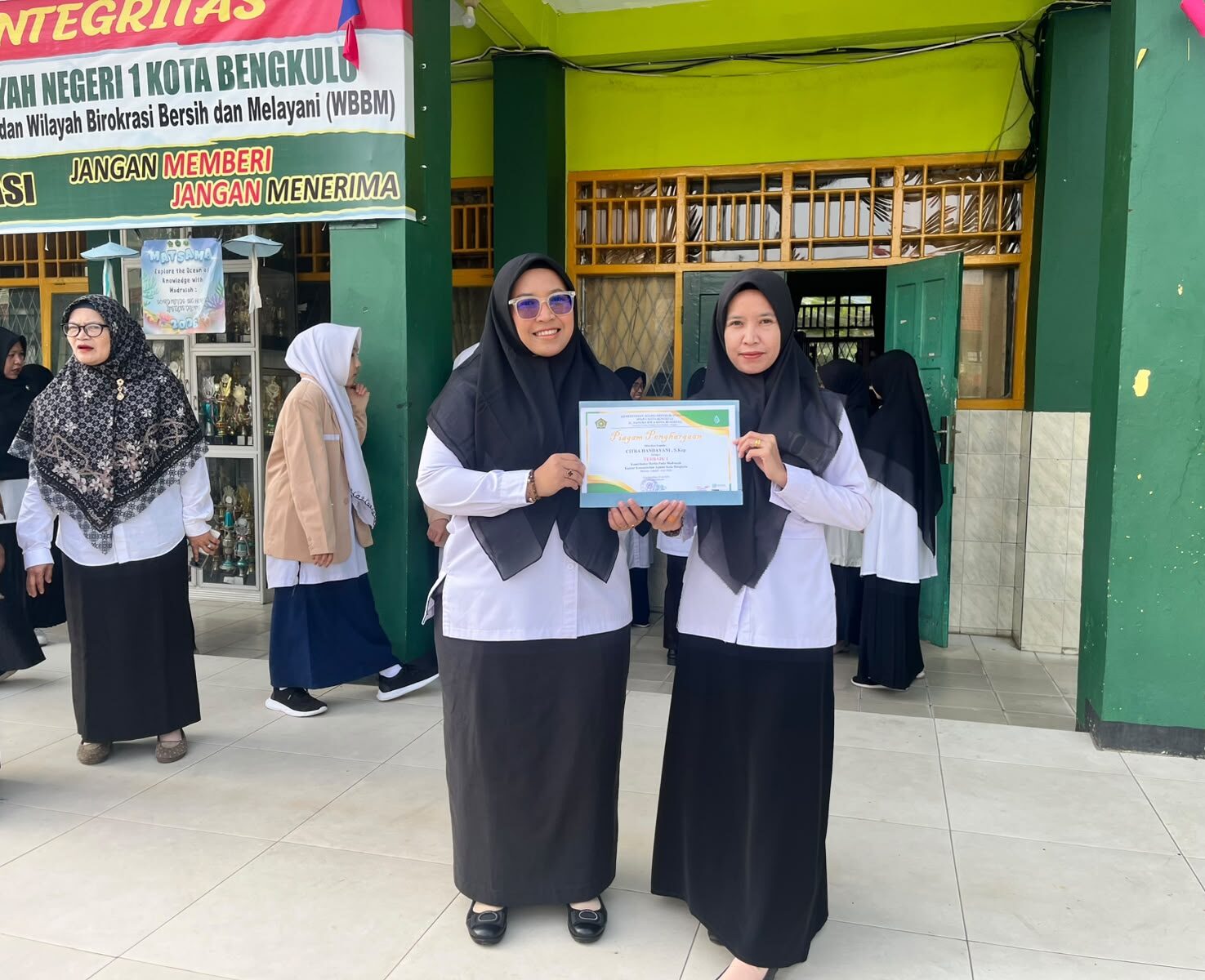 Ucapan Selamat dari Ka.TU MTsN 1 Kota Bengkulu Jadi Motivasi bagi Staf Tata Usaha