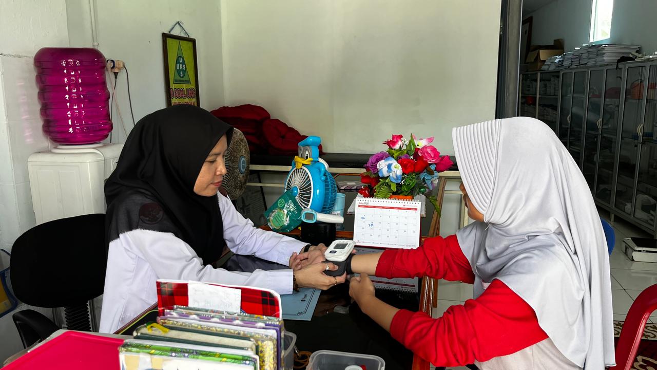 UKS MTsN 1 Kota Bengkulu Sigap Berikan Pelayanan Kesehatan kepada Siswa, Wujudkan Madrasah Sehat dan Peduli