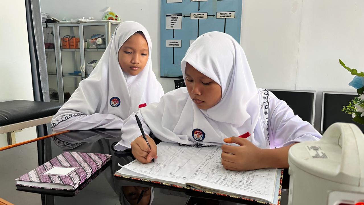 Senin Sehat di MTsN 1 Kota Bengkulu, Tim UKS Siaga Berikan Pelayanan kepada Siswa Saat Upacara