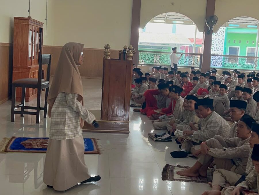 Tebarkan Pesan Kebaikan, Izza Siswa Kelas 7J MTsN 1 Kota Bengkulu Isi Tausyiah Pagi dengan Penuh Percaya Diri