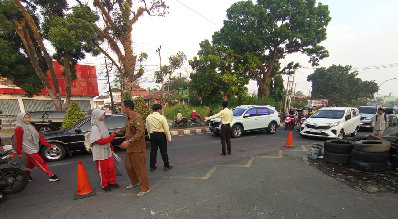 Garda Terdepan Keselamatan, Satpam MTsN 1 Kota Bengkulu Atur Lalu Lintas dan Sambut Kedatangan Siswa