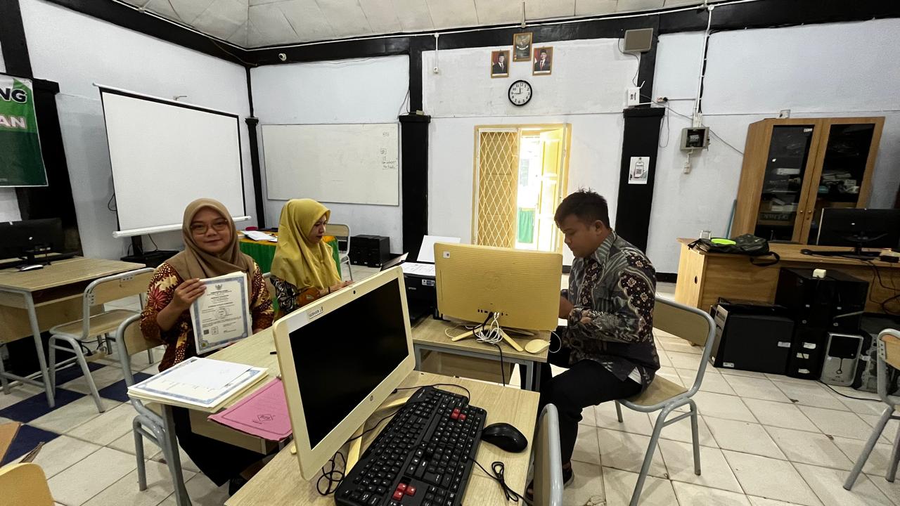 Pastikan Akurat dan Tepat Waktu, Staf TU MTsN 1 Kota Bengkulu Laksanakan Pencetakan Ijazah Siswa TP 2025/2026